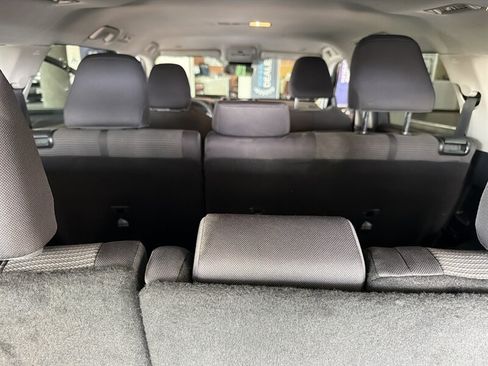 Used 2025 Toyota Highlander LE FWD image 28
