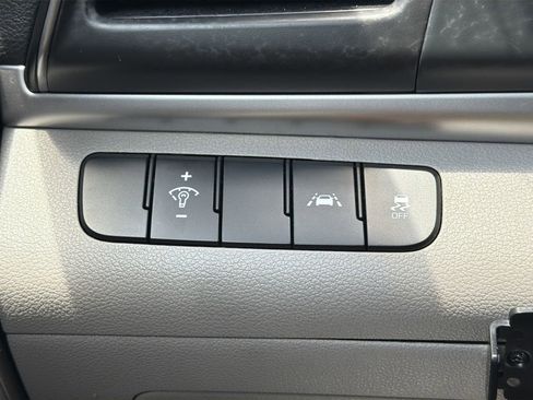 Used 2020 Hyundai Elantra SE FWD image 24