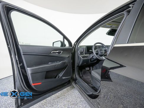 Used 2025 Kia Sportage LX FWD image 9
