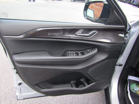 Used 2023 Jeep Grand Cherokee L Laredo image 17