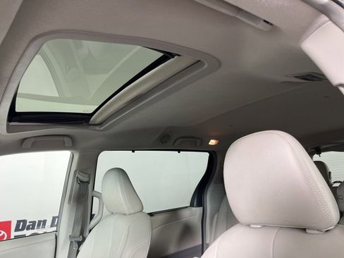 Used 2012 Toyota Sienna XLE image 5