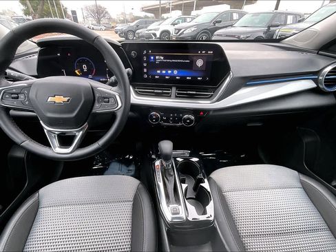 Used 2025 Chevrolet Trax LT w/ LT Convenience Package image 15