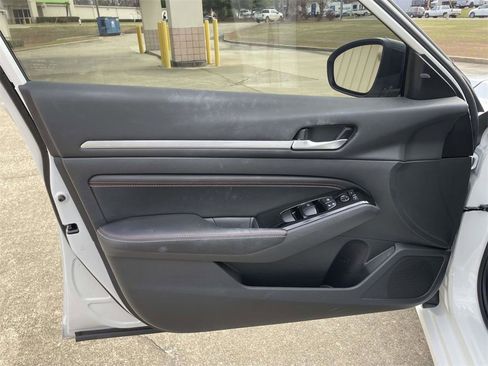 Used 2023 Nissan Altima 2.5 SR w/ SR Premium Package image 15