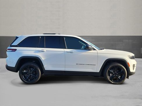 Used 2025 Jeep Grand Cherokee Altitude AWD/4WD image 4