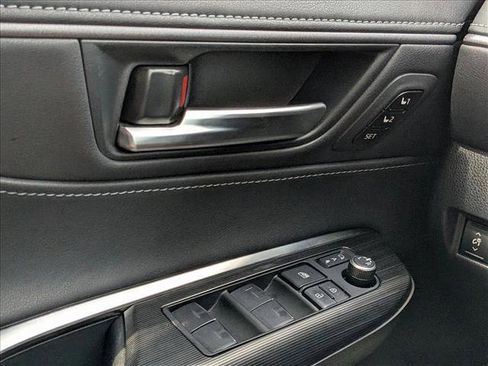 Used 2024 Toyota Venza Nightshade image 3