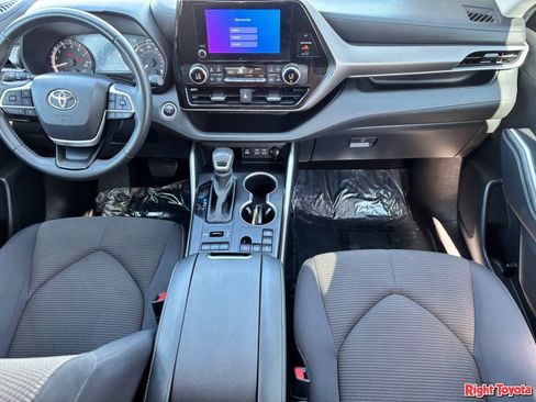 Used 2024 Toyota Highlander LE AWD/4WD image 17