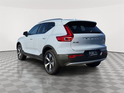 Certified 2025 Volvo XC40 B5 Plus image 4