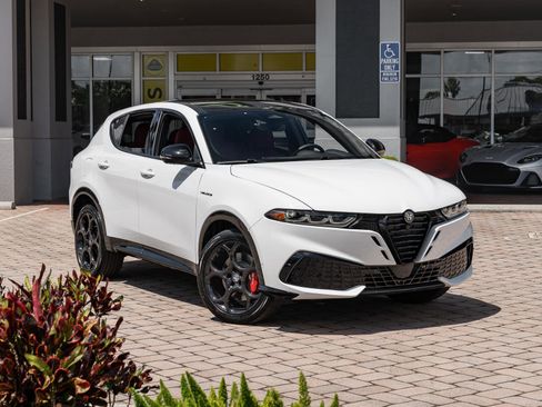 New 2026 Alfa Romeo Tonale Veloce w/ Quick Order Package 23H Volce AWD/4WD image 3