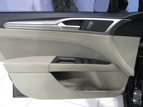 Used 2020 Ford Fusion SE FWD image 23