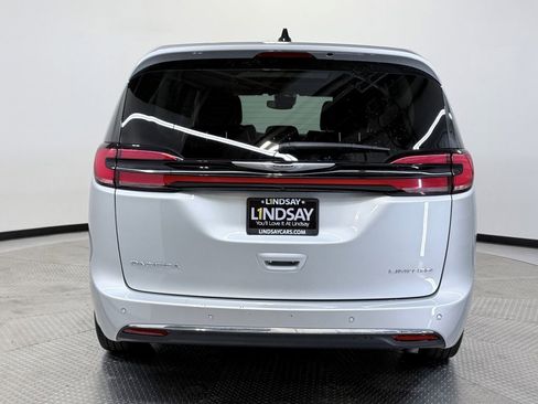 Used 2024 Chrysler Pacifica Limited image 5