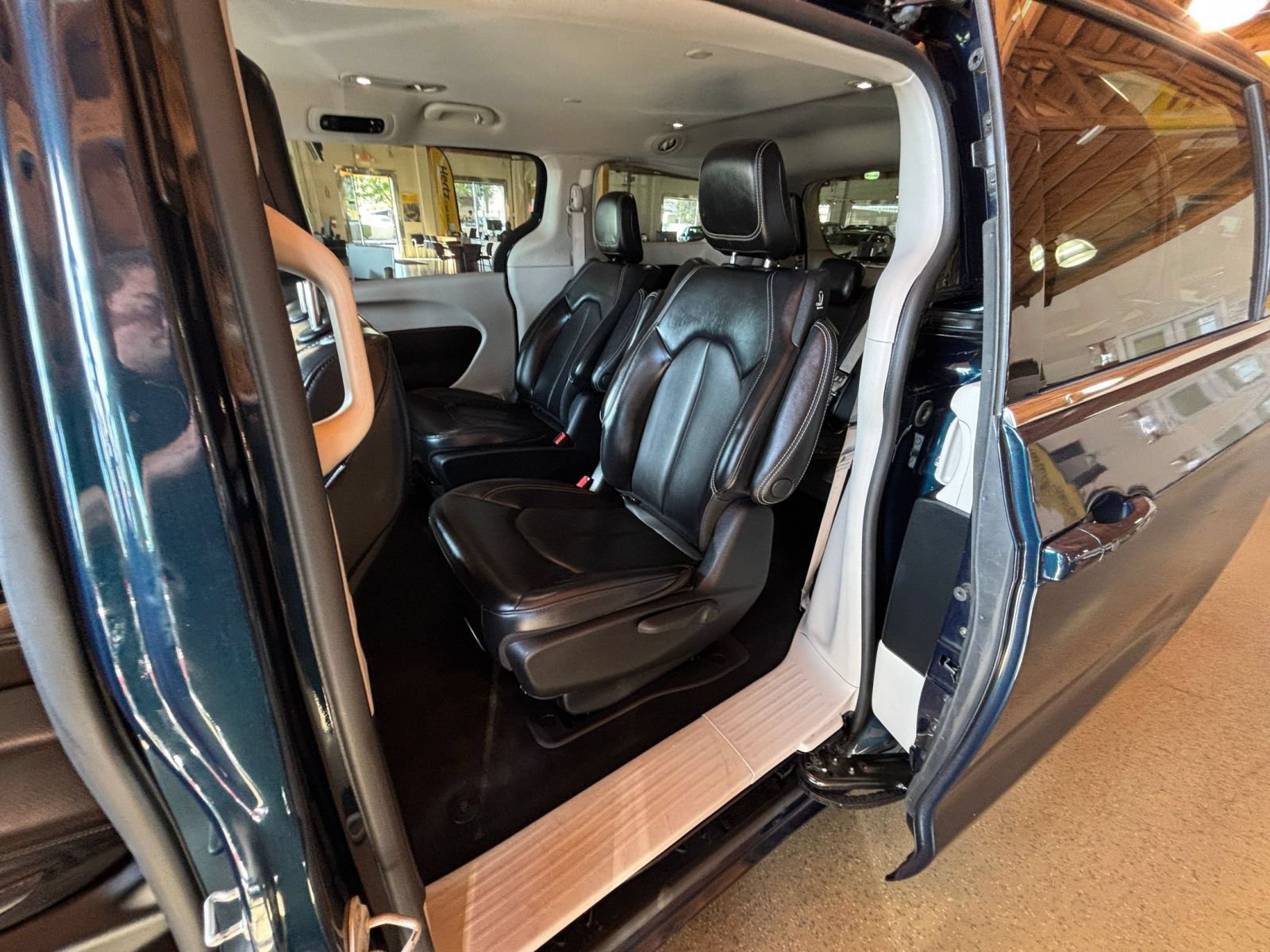 Used 2023 Chrysler Pacifica Touring-L FWD image 28