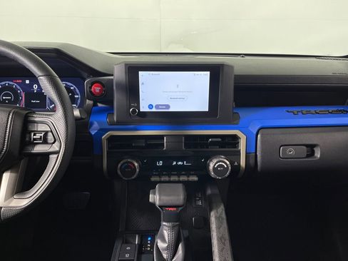 Certified 2025 Toyota Tacoma TRD Off-Road AWD/4WD image 15