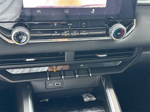 Used 2024 GMC Canyon Elevation image 30