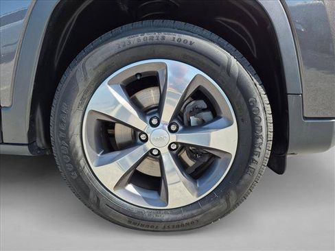 Used 2019 Jeep Cherokee Limited AWD/4WD image 24