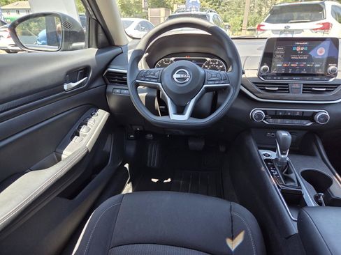 Used 2025 Nissan Altima 2.5 SV FWD image 16