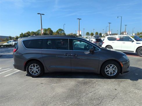 Used 2021 Chrysler Voyager Lxi image 3