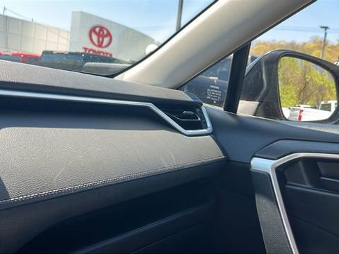 Used 2019 Toyota RAV4 LE w/ Carpet Mat Package AWD/4WD image 18