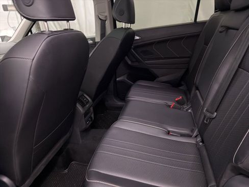 Used 2024 Volkswagen Tiguan SE w/ Panoramic Sunroof Package image 21