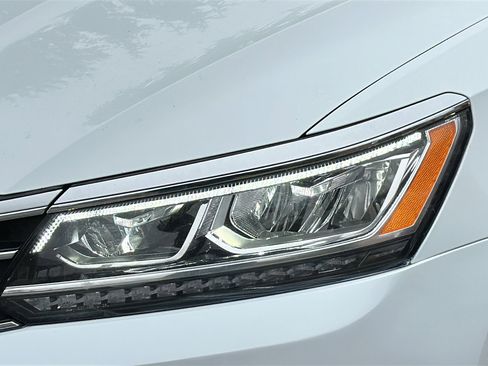 Used 2018 Volkswagen Passat 2.0T SEL Premium image 4