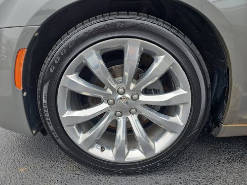 Used 2017 Chrysler 300 Limited image 32