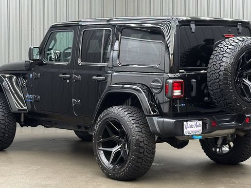 Used 2024 Jeep Wrangler Unlimited w/ Convenience Group AWD/4WD image 3