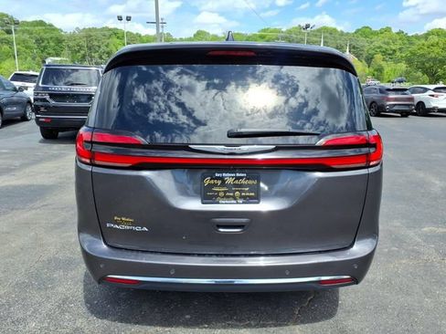 Used 2023 Chrysler Pacifica Touring-L FWD image 8