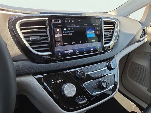 Used 2024 Chrysler Pacifica Touring-L FWD image 16