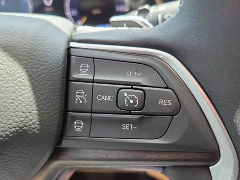 Used 2025 Jeep Grand Cherokee Limited RWD image 23