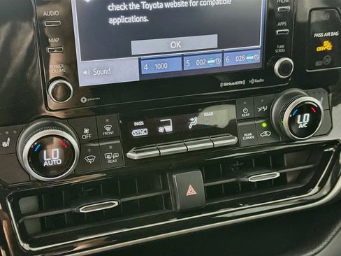 Used 2021 Toyota Highlander XLE FWD image 24