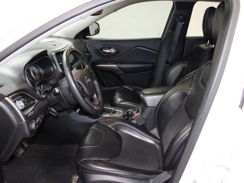 Used 2019 Jeep Cherokee Latitude Plus w/ Comfort/Convenience Group image 17