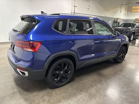 Certified 2022 Volkswagen Taos SE image 3