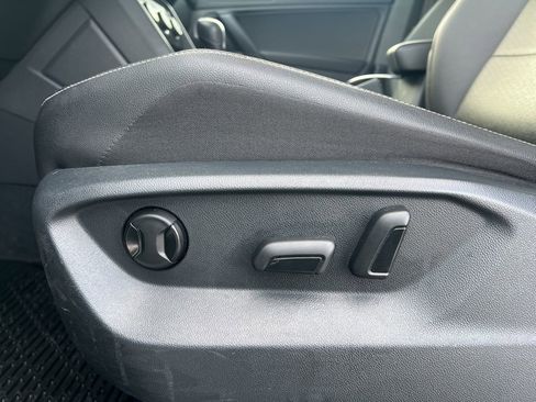 Used 2021 Volkswagen Tiguan SE image 10