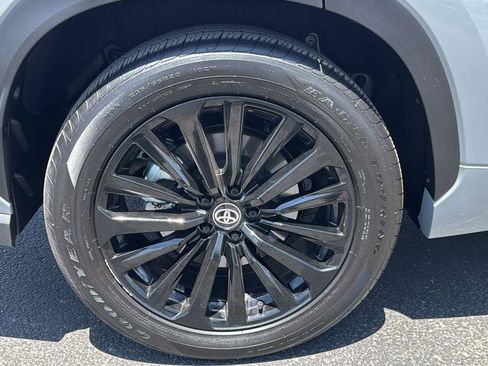 Certified 2025 Toyota Highlander XSE AWD/4WD image 11