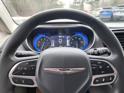 Used 2023 Chrysler Pacifica Touring-L image 25