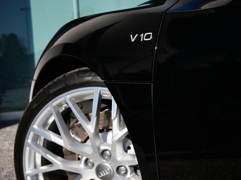 Used 2017 Audi R8 V10 w/ Carbon Exterior Package image 9