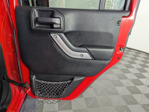 Used 2016 Jeep Wrangler Unlimited Sahara image 28