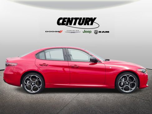 Used 2024 Alfa Romeo Giulia Ti AWD/4WD image 2