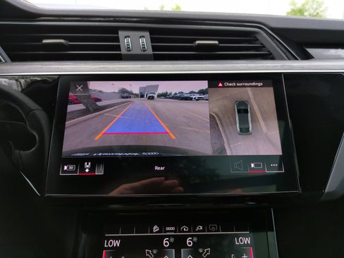 Used 2023 Audi e-tron Premium Plus image 22