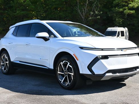 Used 2025 Chevrolet Equinox EV LT w/ Convenience Package image 11