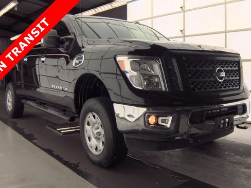 Used 2018 Nissan Titan SV image 5