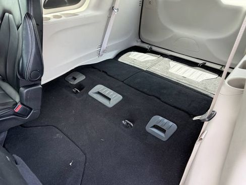 Used 2024 Chrysler Pacifica Touring-L FWD image 13