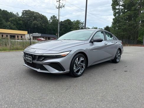 Used 2025 Hyundai Elantra Sport FWD image 2