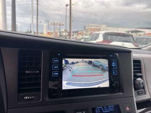 Used 2017 Toyota Sienna XLE w/ XLE Navigation Package image 25