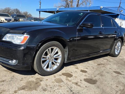 Used 2011 Chrysler 300 image 1
