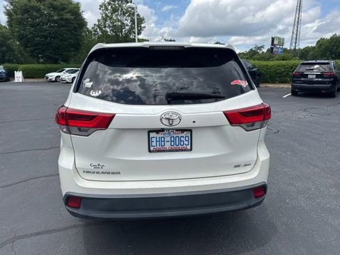 Used 2018 Toyota Highlander SE w/ Carpet Mat Package (TMS) AWD/4WD image 5