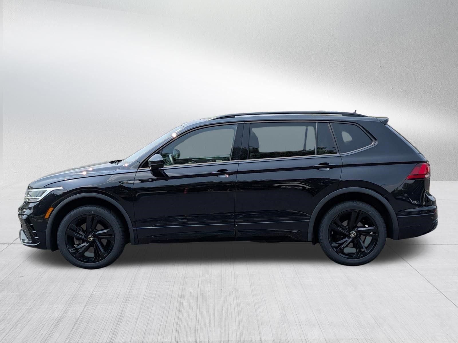 Used 2024 Volkswagen Tiguan SE R-Line AWD/4WD image 4