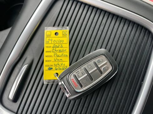 Used 2023 Chrysler Pacifica Touring-L FWD image 4