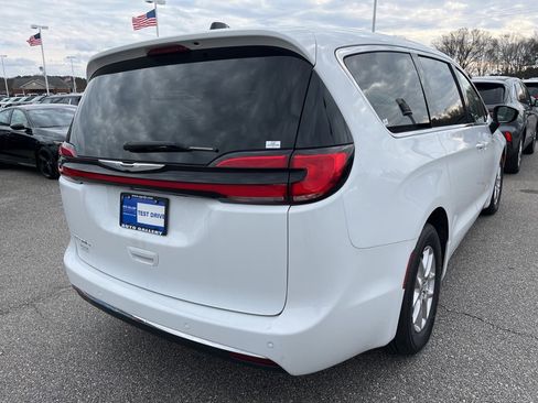 Used 2024 Chrysler Pacifica Touring-L image 5