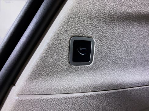 Used 2024 Chrysler Voyager LX image 40