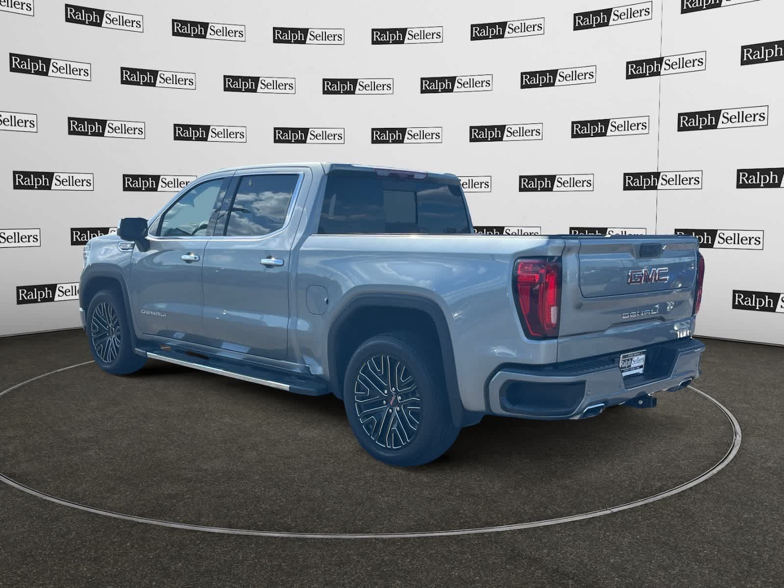 Used 2024 GMC Sierra 1500 Denali w/ Technology Package AWD/4WD image 4